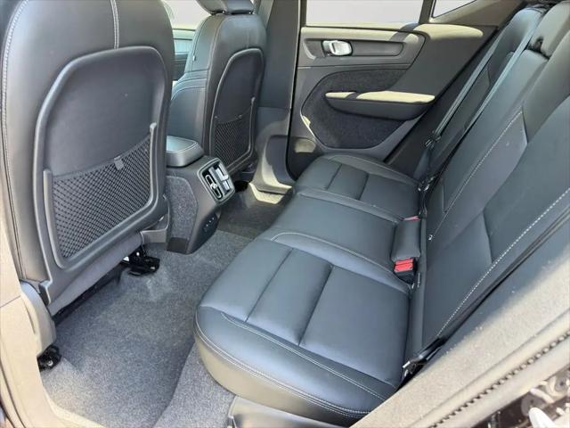 2026 Volvo XC40 Plus, B5 AWD Gas (mild hybrid), Dark