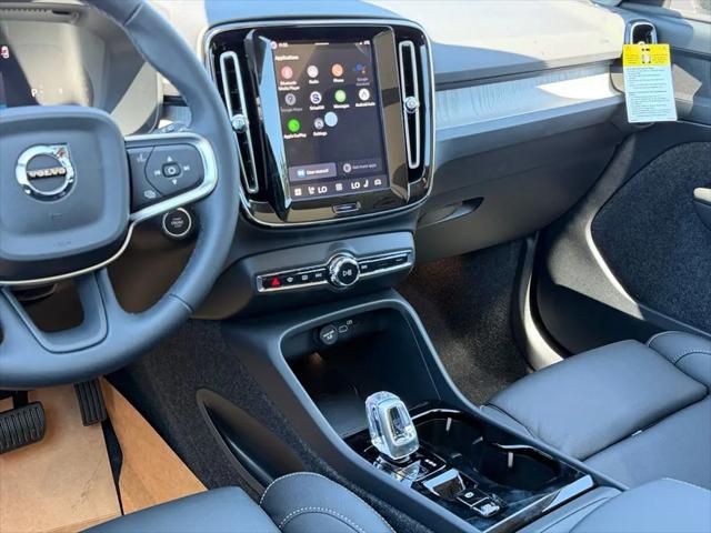 2026 Volvo XC40 Plus, B5 AWD Gas (mild hybrid), Dark