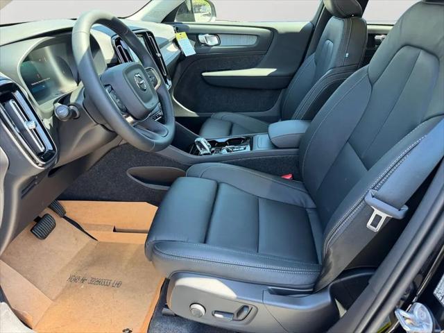 2026 Volvo XC40 Plus, B5 AWD Gas (mild hybrid), Dark