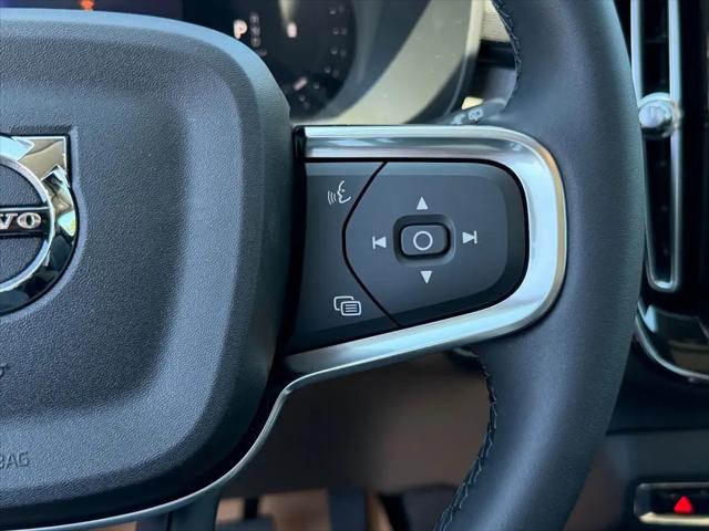 2026 Volvo XC40 Plus, B5 AWD Gas (mild hybrid), Dark