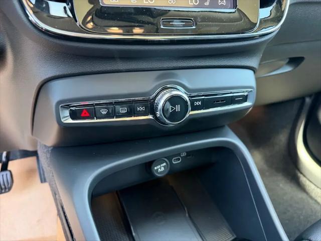 2026 Volvo XC40 Plus, B5 AWD Gas (mild hybrid), Dark
