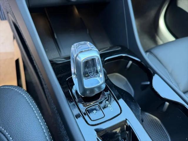 2026 Volvo XC40 Plus, B5 AWD Gas (mild hybrid), Dark