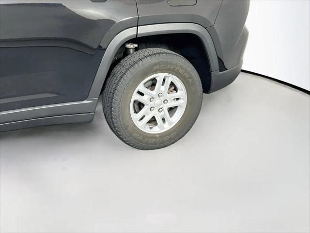 2023 Jeep Grand Cherokee Laredo 4x4
