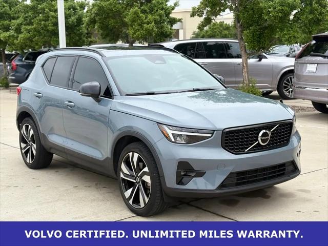 2023 Volvo XC40 B5 Plus Dark Theme