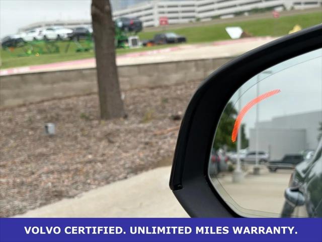 2023 Volvo XC40 B5 Plus Dark Theme