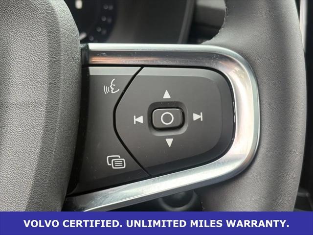 2023 Volvo XC40 B5 Plus Dark Theme