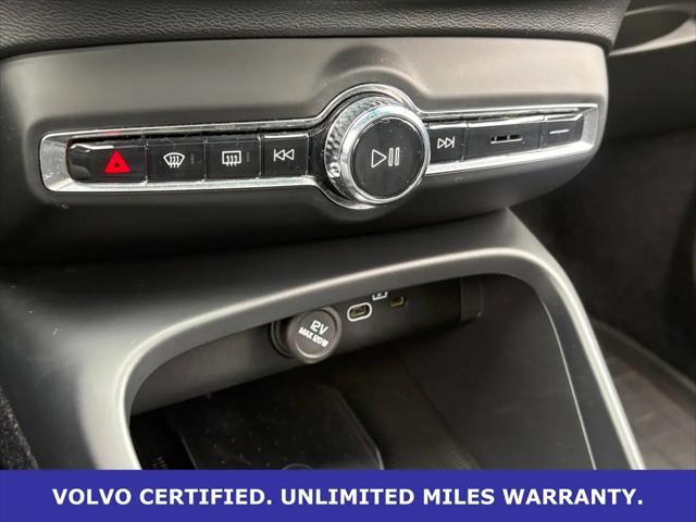 2023 Volvo XC40 B5 Plus Dark Theme