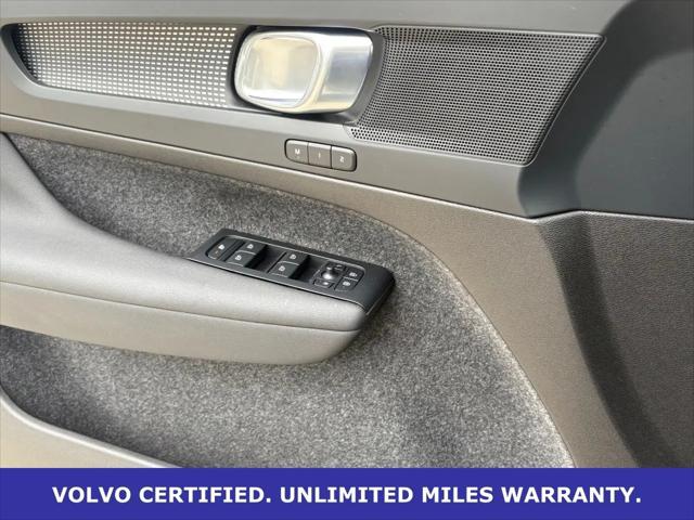 2023 Volvo XC40 B5 Plus Dark Theme