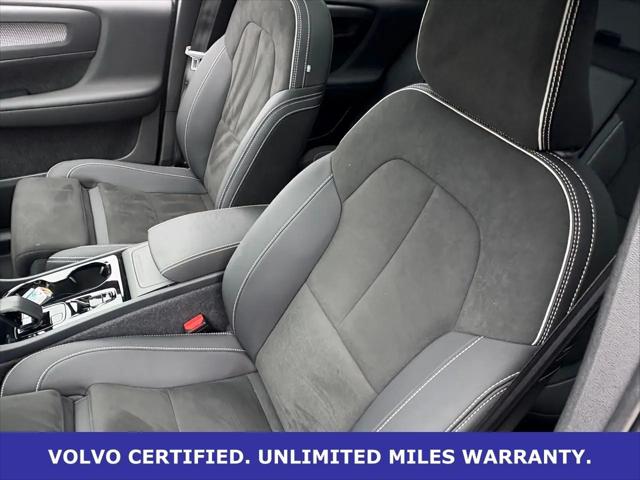 2023 Volvo XC40 B5 Plus Dark Theme