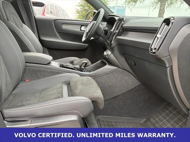 2023 Volvo XC40 B5 Plus Dark Theme
