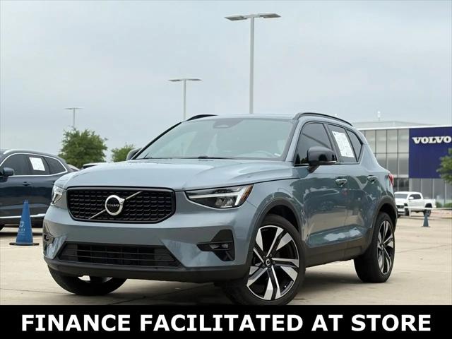 2023 Volvo XC40 B5 Plus Dark Theme