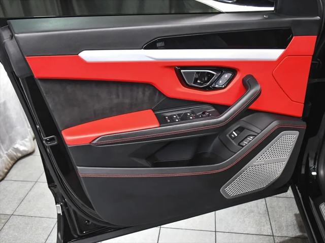 2022 Lamborghini Urus Pearl Capsule