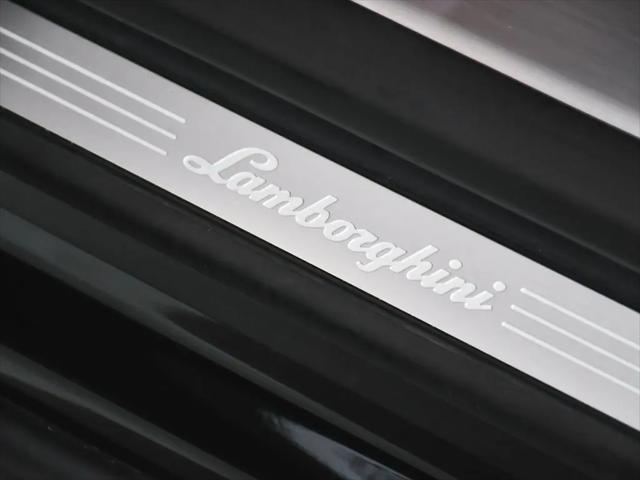 2022 Lamborghini Urus Pearl Capsule