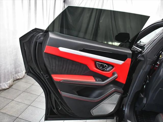 2022 Lamborghini Urus Pearl Capsule