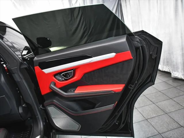2022 Lamborghini Urus Pearl Capsule