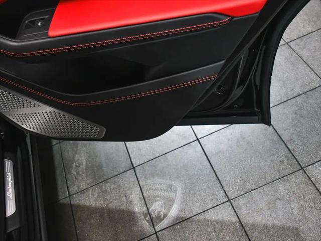 2022 Lamborghini Urus Pearl Capsule