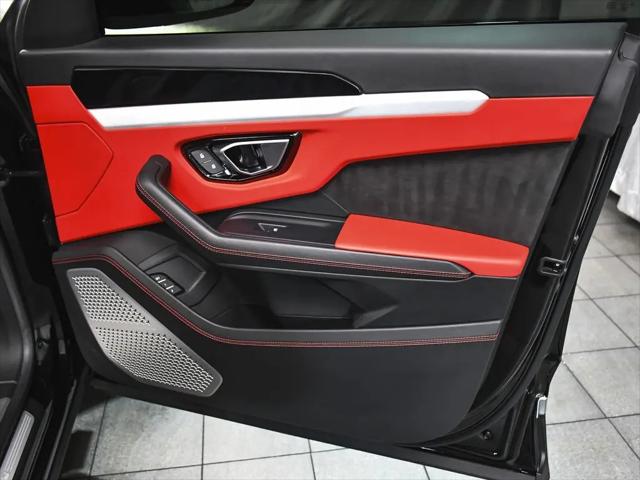 2022 Lamborghini Urus Pearl Capsule