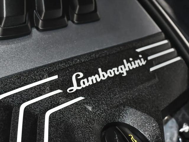 2022 Lamborghini Urus Pearl Capsule