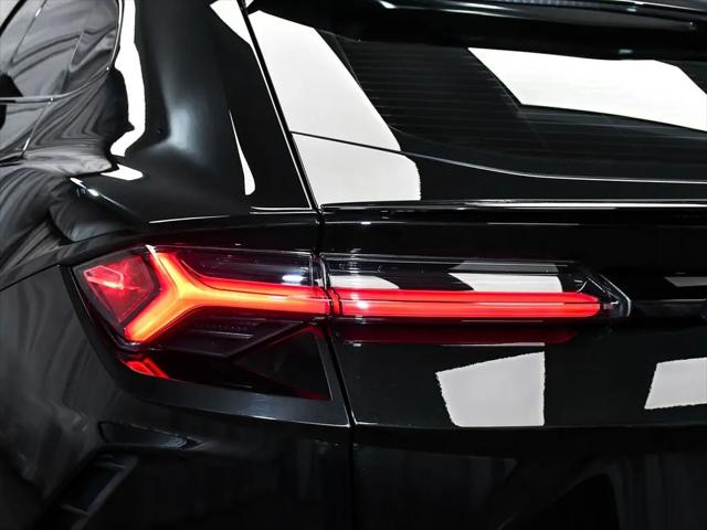 2022 Lamborghini Urus Pearl Capsule
