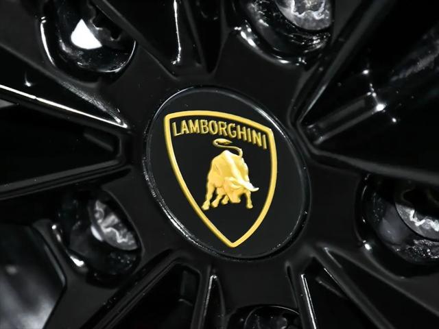 2022 Lamborghini Urus Pearl Capsule