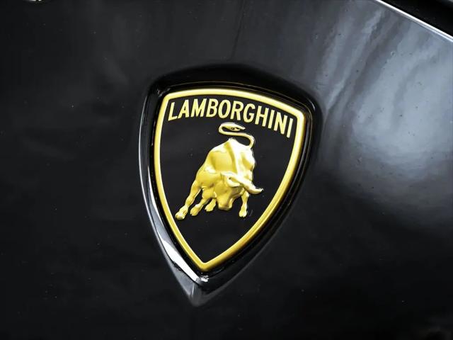 2022 Lamborghini Urus Pearl Capsule