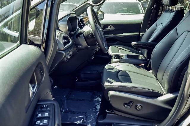 2026 Chrysler Pacifica Select AWD