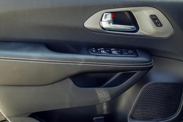 2026 Chrysler Pacifica Select AWD