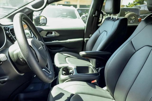 2026 Chrysler Pacifica Select AWD
