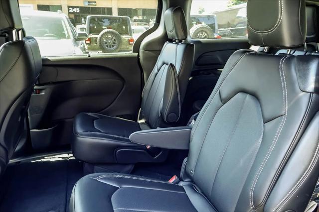 2026 Chrysler Pacifica Select AWD
