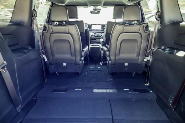 2026 Chrysler Pacifica Select AWD