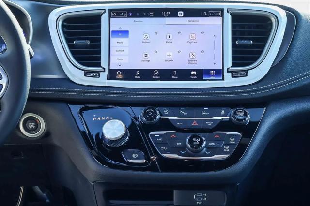 2026 Chrysler Pacifica Select AWD