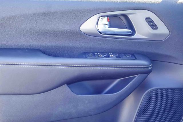 2026 Chrysler Pacifica Select AWD