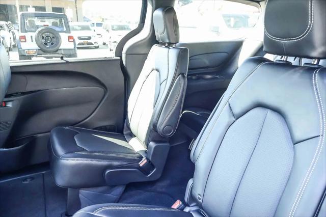 2026 Chrysler Pacifica Select AWD