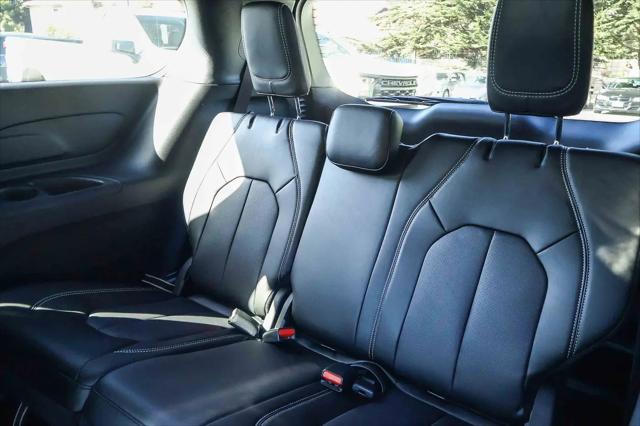 2026 Chrysler Pacifica Select AWD