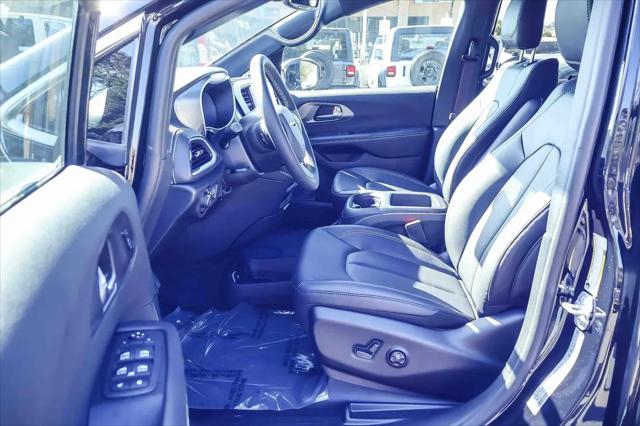 2026 Chrysler Pacifica Select AWD