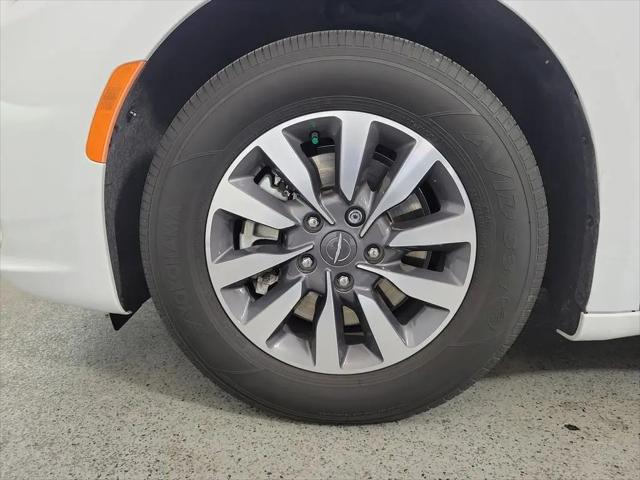 2024 Chrysler Pacifica Hybrid Select