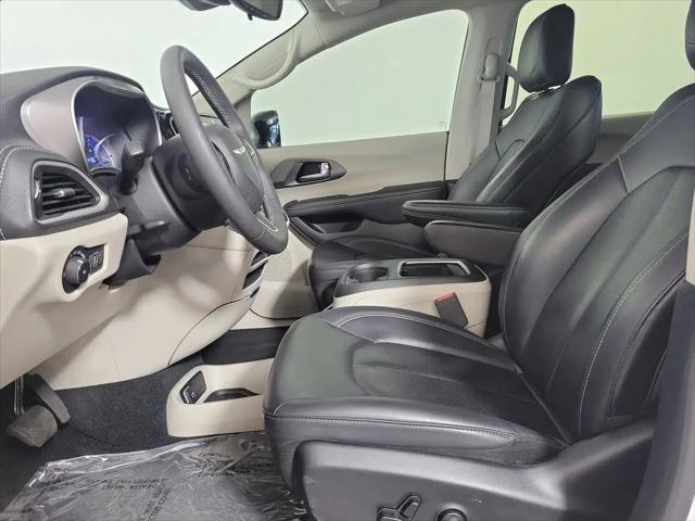 2024 Chrysler Pacifica Hybrid Select