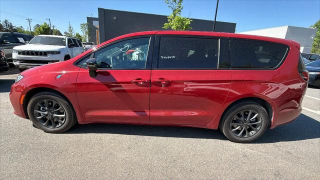 2024 Chrysler Pacifica Hybrid S Appearance Pkg