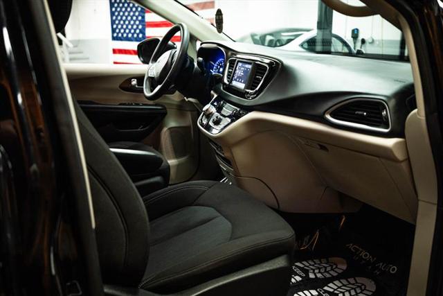 2023 Chrysler Voyager LX