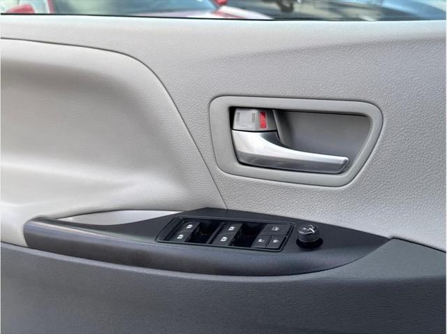 2016 Toyota Sienna LE Minivan 4D