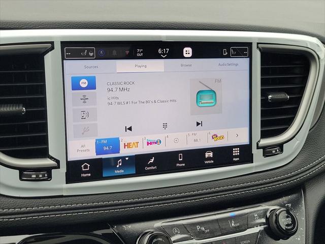 2027 Chrysler Pacifica Select