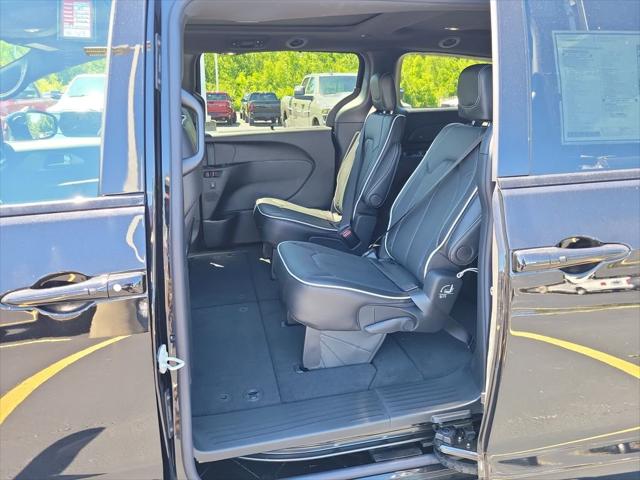 2027 Chrysler Pacifica Limited AWD
