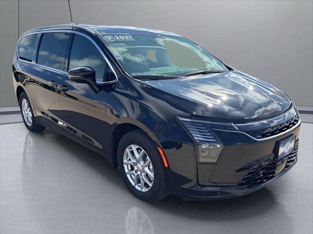 2027 Chrysler Pacifica Select for sale in Forest City, IA