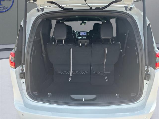 2027 Chrysler Pacifica Select AWD