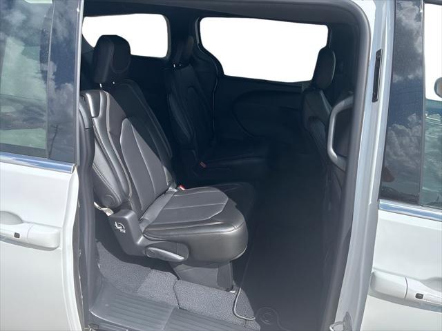 2027 Chrysler Pacifica Select AWD