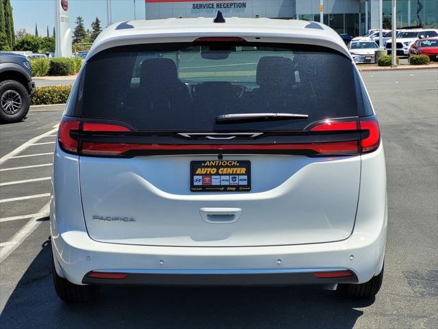 2027 Chrysler Pacifica Select
