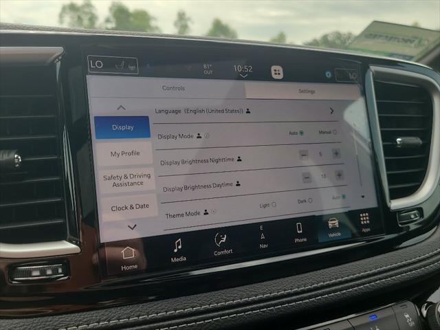 2027 Chrysler Pacifica Select