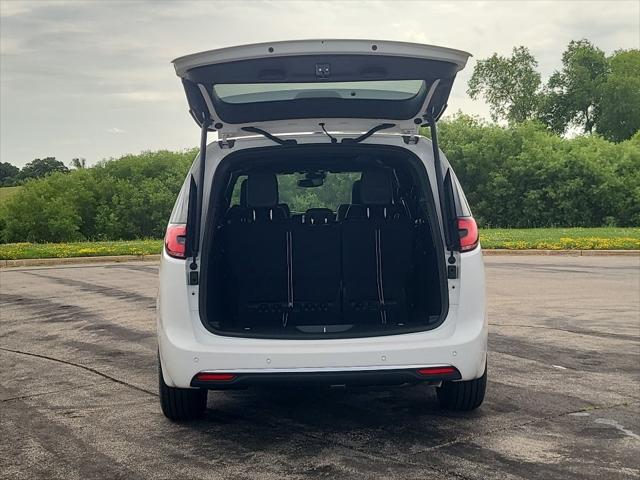 2027 Chrysler Pacifica Select
