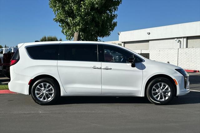 2027 Chrysler Pacifica PACIFICA SELECT AWD