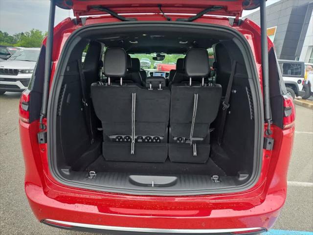 2027 Chrysler Pacifica Select